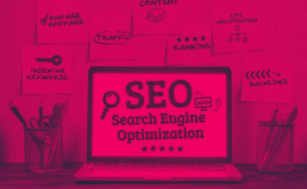 Um laptop com a inscrição SEO Search Engine Optimization, ressaltando a importância da Visibilidade de um site no Google, avaliada pelo Diagnóstico de Sites da Presença Web.